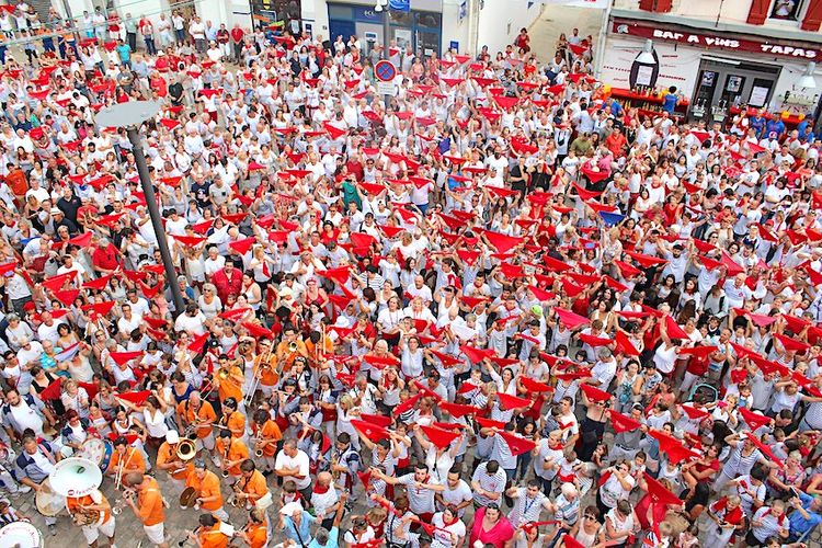 Foule de personnes habillée en blanc et rouge